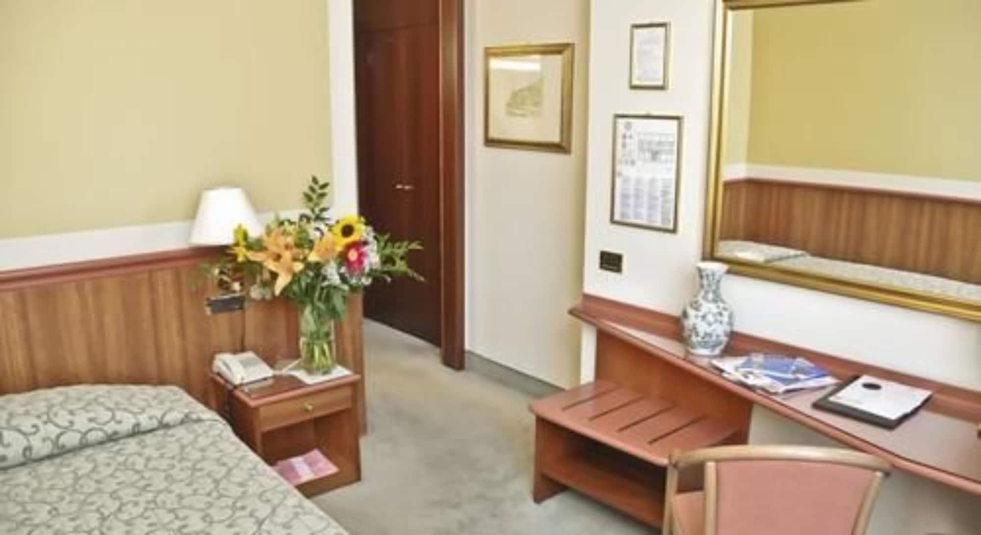 Hotel Lloyd Μιλάνο Εξωτερικό φωτογραφία